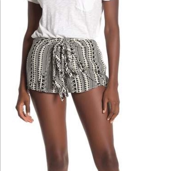 Urban Outfitters Pants - ⚡️⚡️ Super cute shorts NWT!
